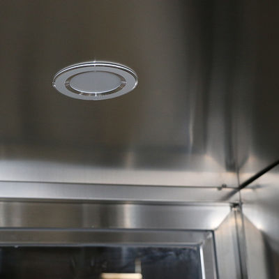 GMP Pharma Air Shower με κατασκευή από ανοξείδωτο χάλυβα 304, διπλό πλευρικό ντους και έλεγχο μικροεπιλογήματος