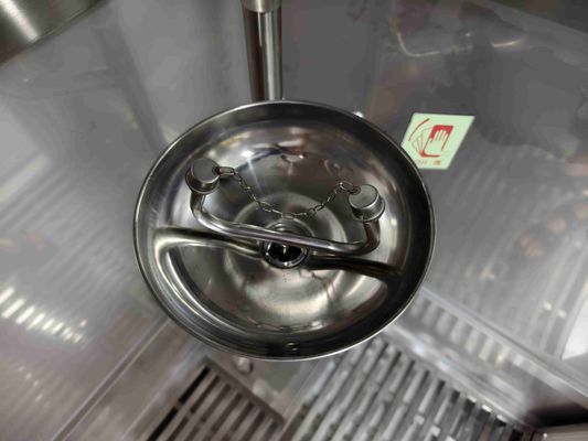 Ντους ασφαλείας έκτακτης ανάγκης και δωμάτιο πλύσης ματιών με περίβλημα από ανοξείδωτο χάλυβα SUS304, ροή ντους 120-180 L/min και 1000 × 1000 × 2400 mm